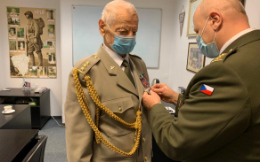 Ředitel Odboru pro válečné veterány plk. Karel Vávra předává pamětní odznak válečnému veteránovi Tichomiru Mirkovičovi